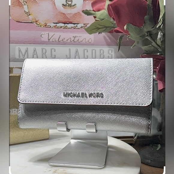 MICHAEL KORS NWOT JET SET TRAVEL SAFFIANO LEATHER LARGE TRIFOLD - Picture 3 of 12